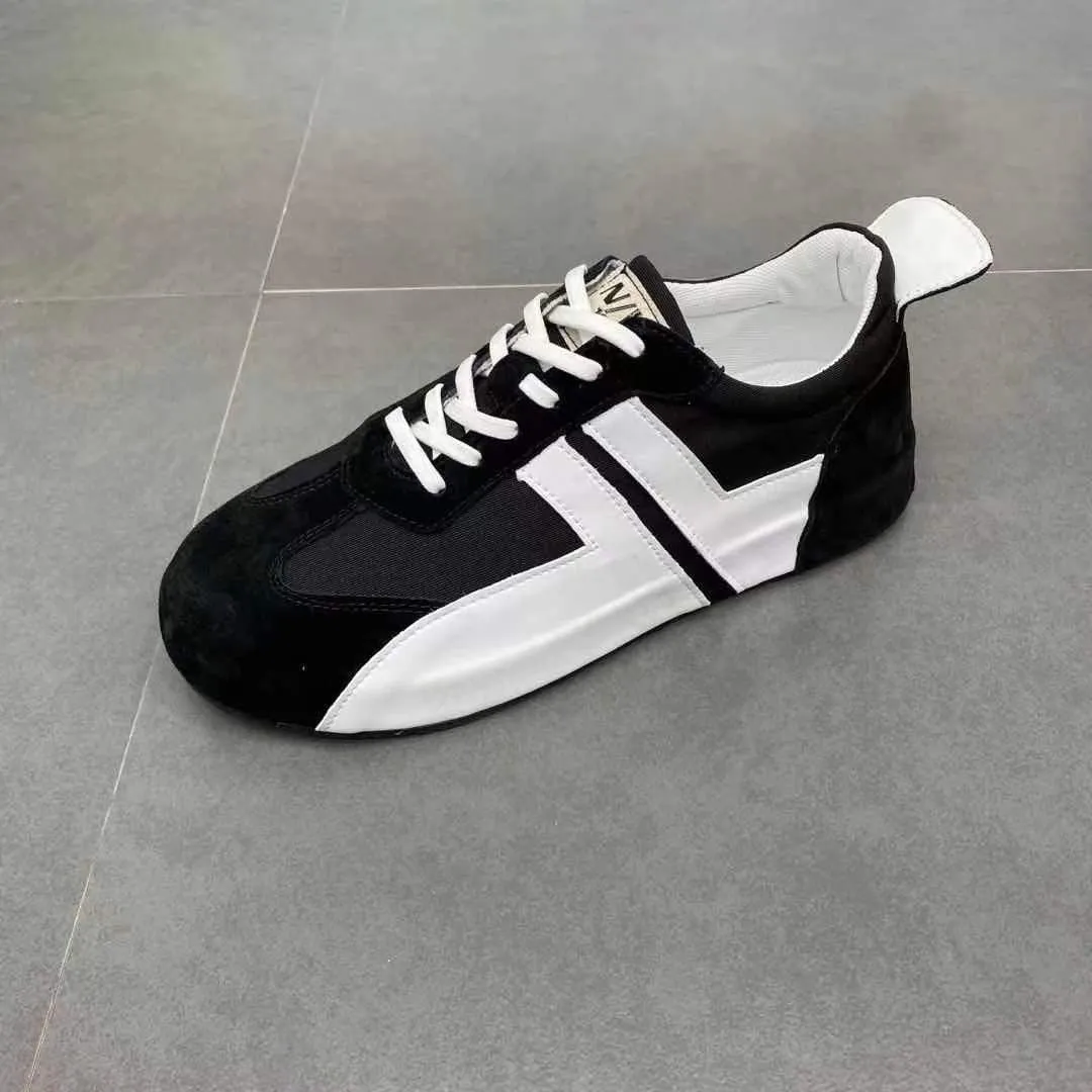 A pair of sports and leisure shoes with emery leather. The soles of the shoes are raised inside the shoes, and the old man&#039;s shoes are 7711.
