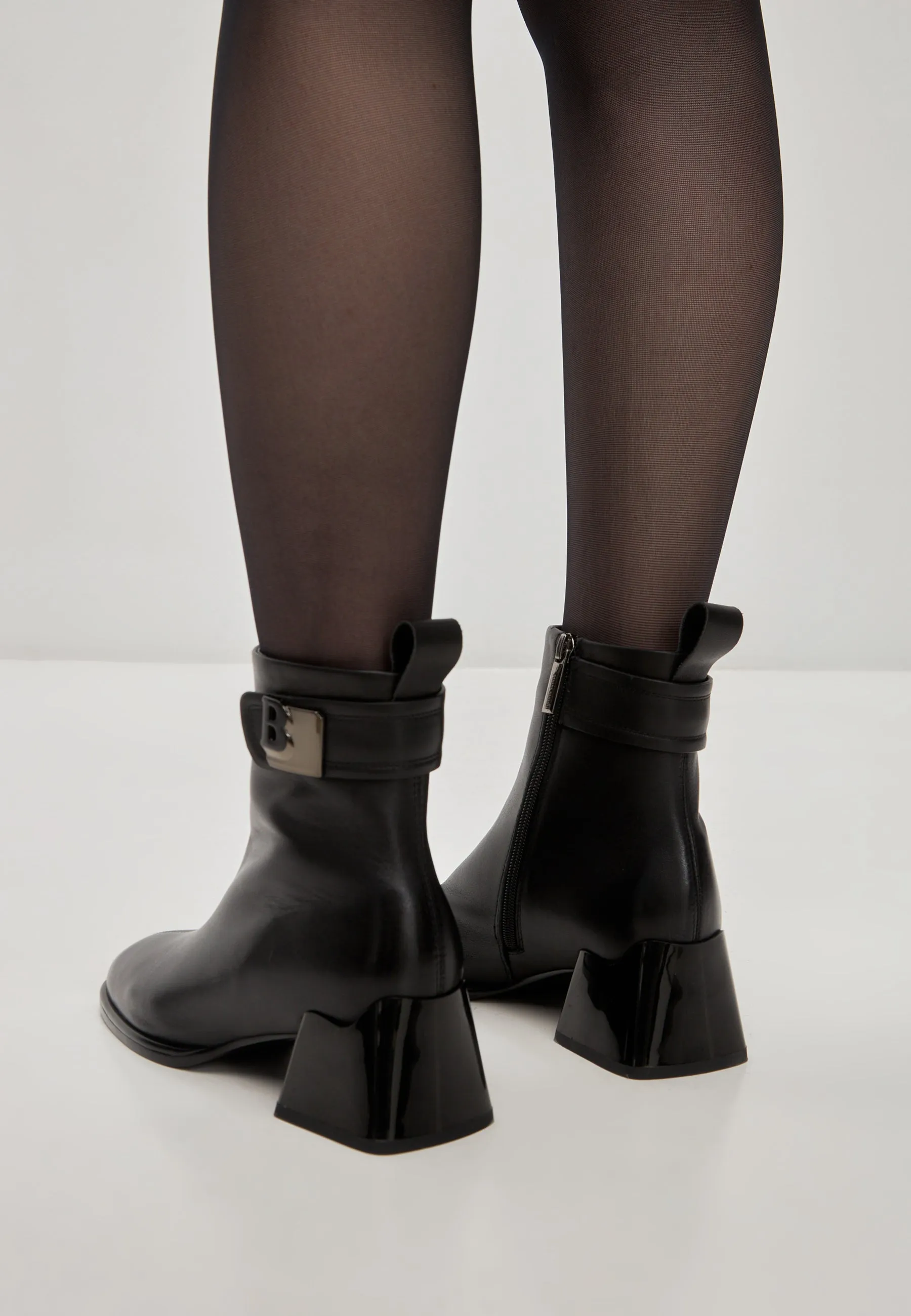 Sleek Leather Ankle Boots Vika - Black