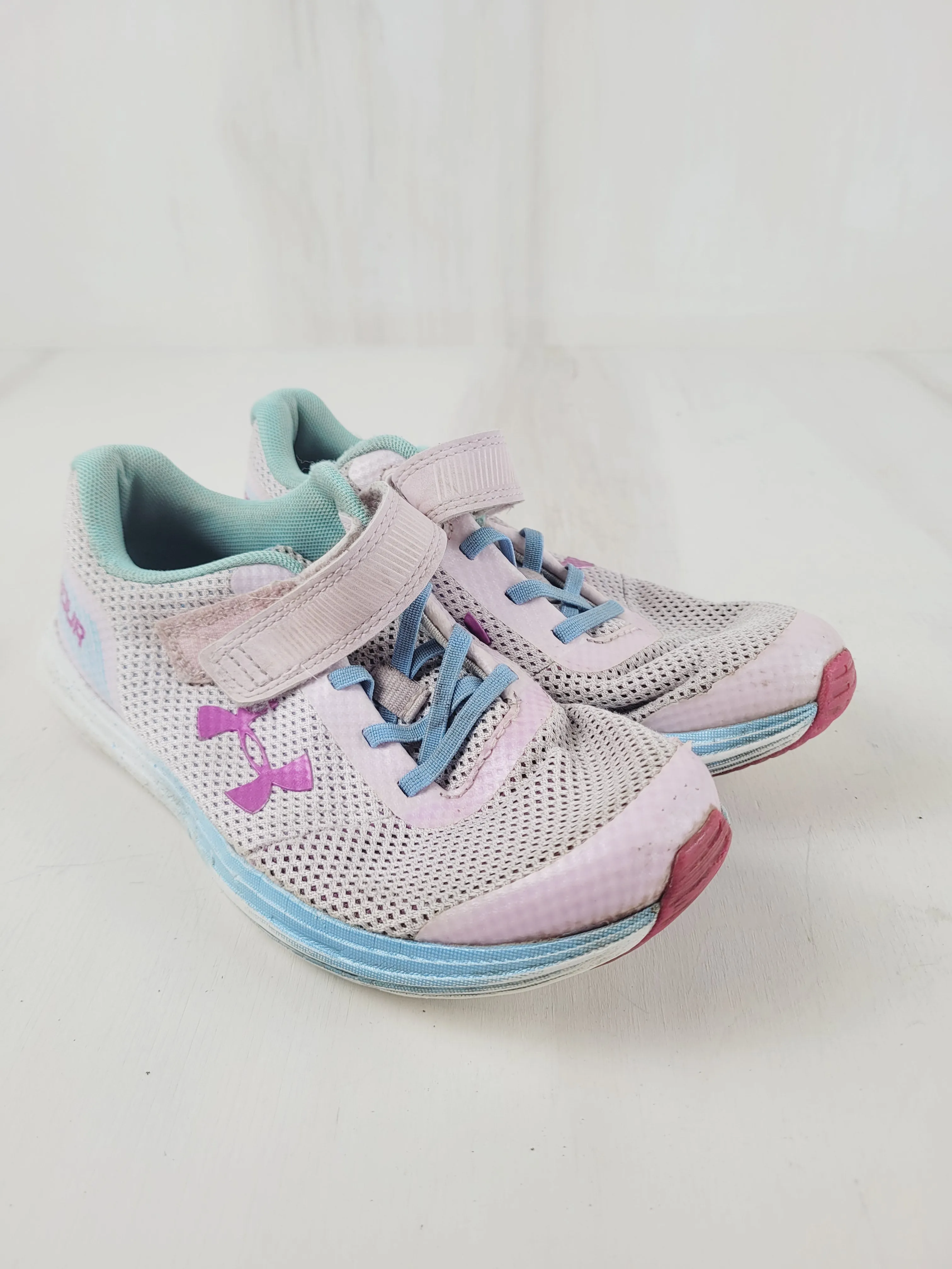 UNDER ARMOUR RUNNING SHOES 2Y PRE-LOVED